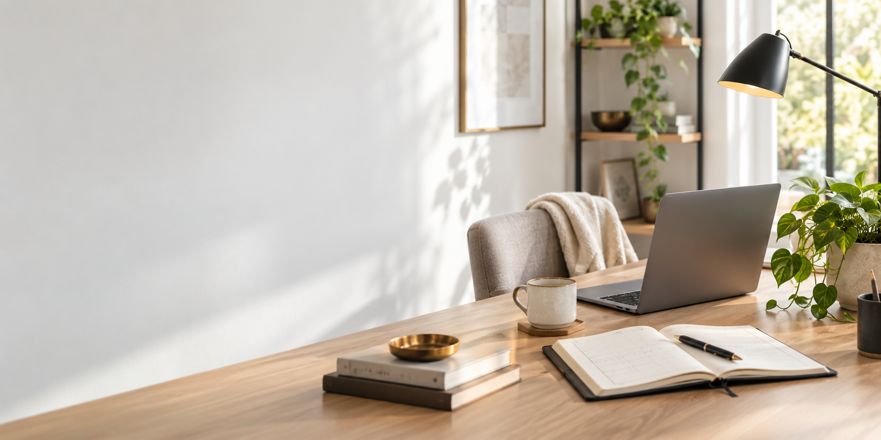 Espacio de trabajo luminoso con ordenador y agenda